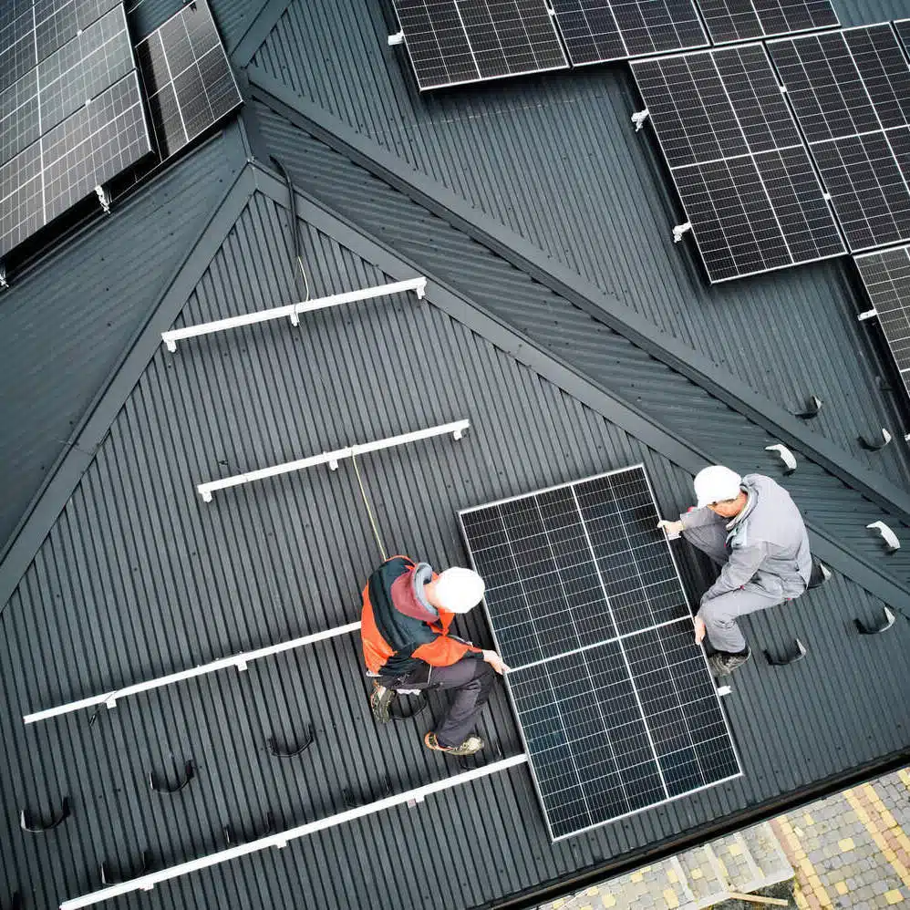 Installation panneaux solaires sur toit bâtiment